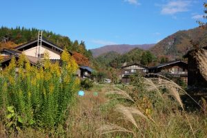古民家が存在している日本の田舎の写真