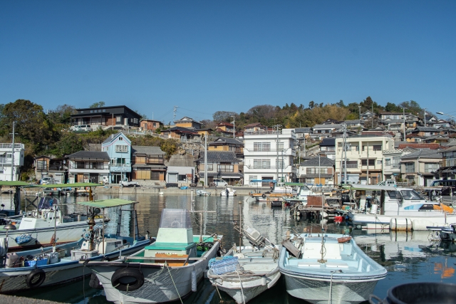 海が見える空き家がある漁港の写真