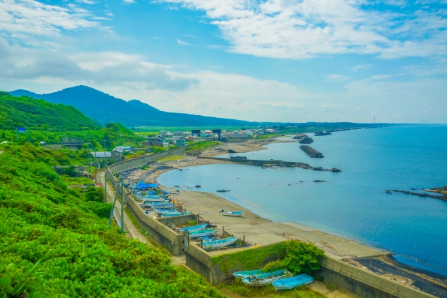 海が見える空き家が点在する写真