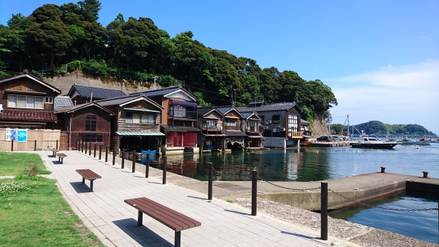 舟屋の中に空き家が点在する写真