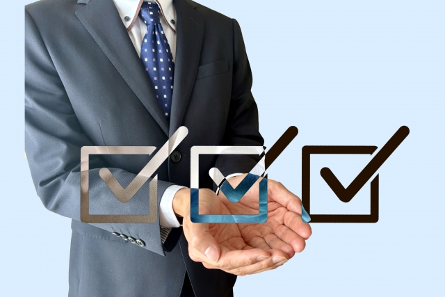 空き家の注意点を解説する男性