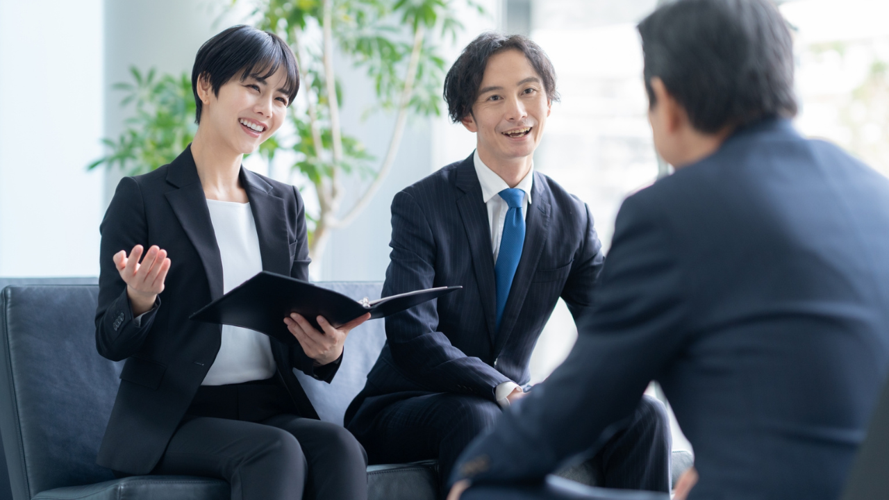 提携希望業者に向けた記事作成に用いた商談している男女の画像