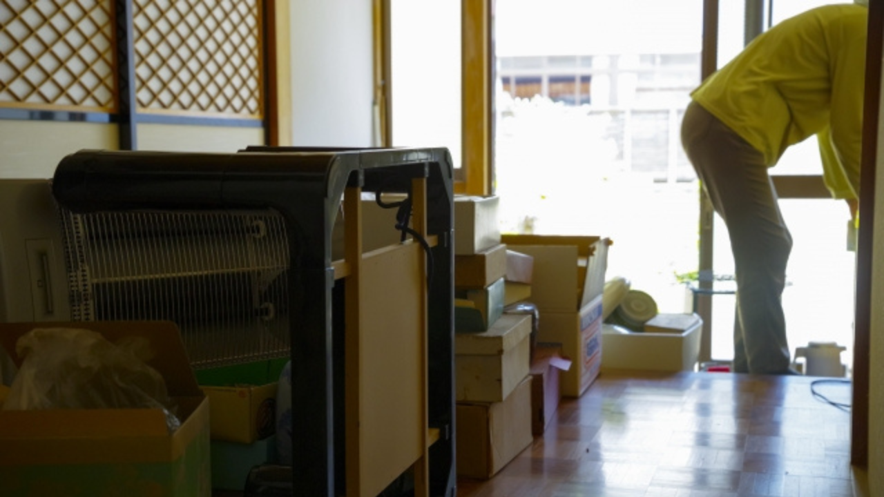 亡くなった親の家の片付けについて解説した記事に使用した片付けている画像