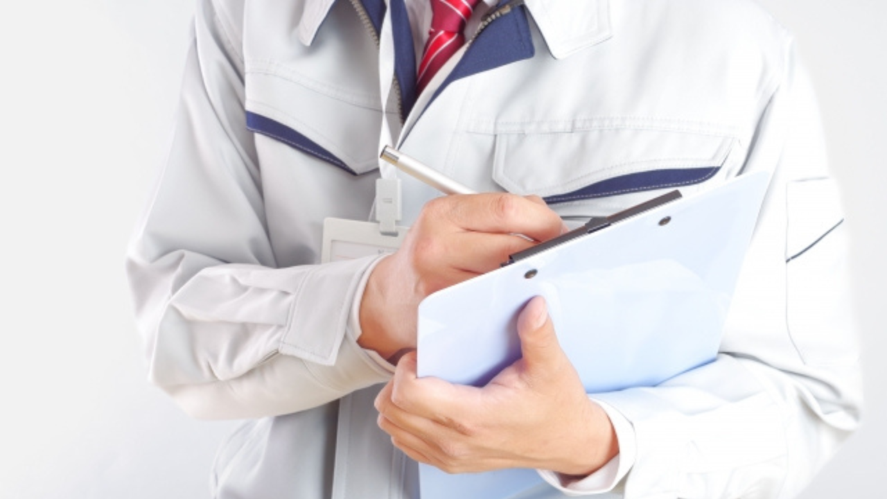 遺品整理の見積りについて解説した記事に使用した見積りしている業者の画像