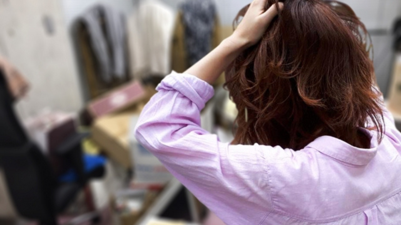 ゴミ屋敷における片付けについて解説した記事に使用したゴミ屋敷に悩む女性の画像