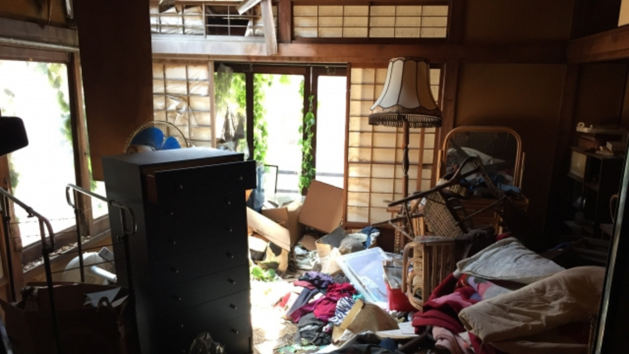 汚部屋の片付けで悩まれている方に向けた、解決方法を示した記事に使用した汚部屋の画像