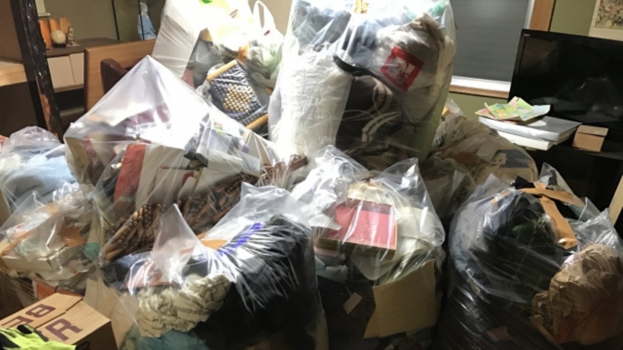 ゴミ屋敷の片付けにおいて、お金がないときの対応方法を解説した記事に使用した、大量のゴミ袋の画像