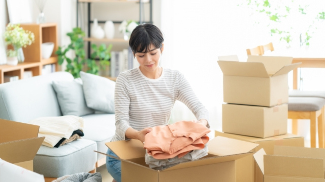 引越しにおける不用品処分について解説した記事に使用した引っ越し作業中の女性の画像