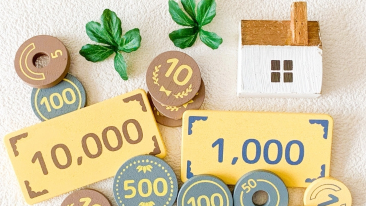 補助金等の情報お知らせ記事に使用した支援金のお金が並んでいる画像